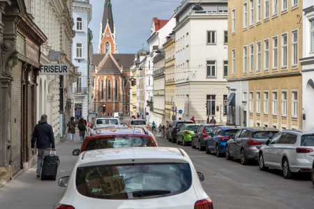 Argentinierstraße Wien mit parkenden Autos 2023