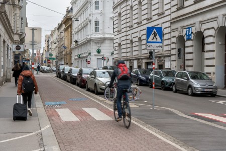 Argentinierstraße Wien öffentlicher Raum mit Fahrradweg und Autos 2023